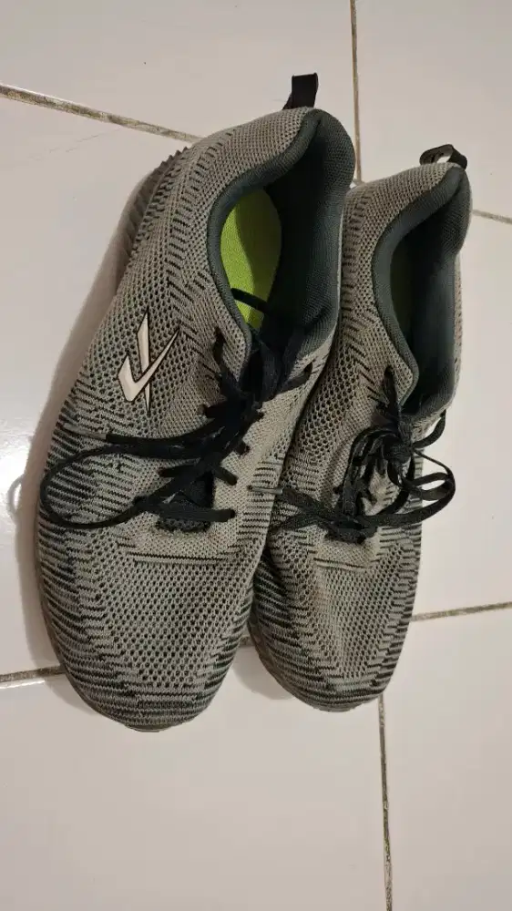 DIJUAL SEPATU LARI SPOTEC SIZE 45 KONDISI APA ADANYA MURAH