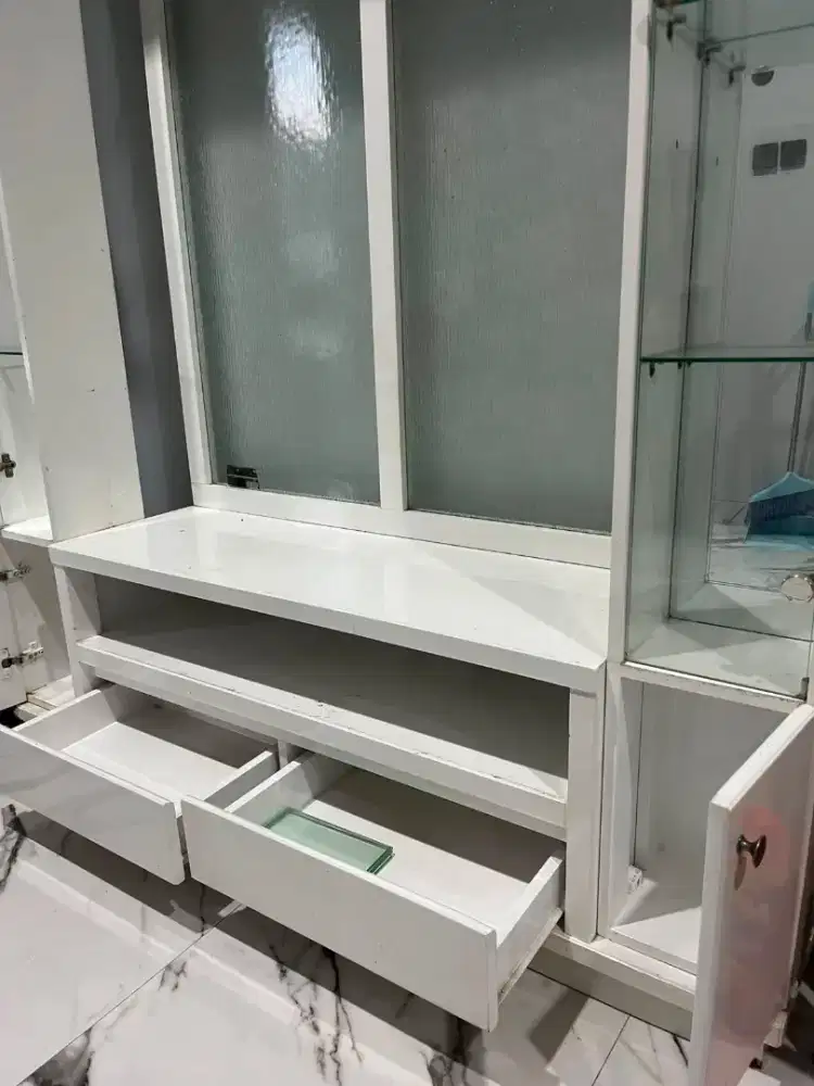 Lemari buffet dengan kaca