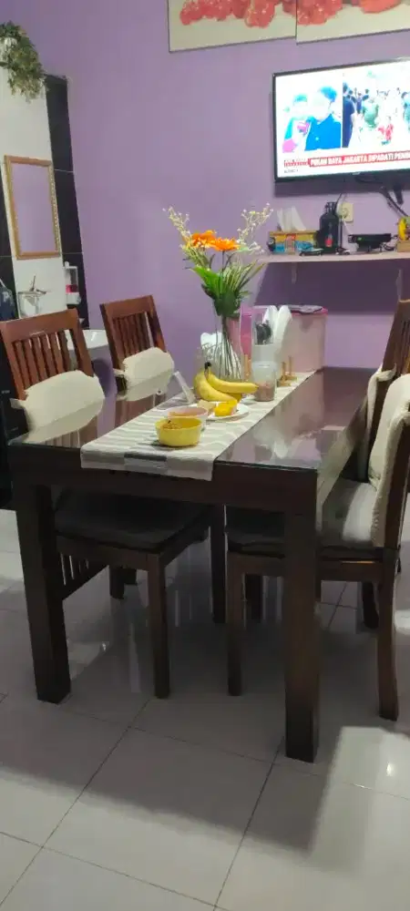 Meja makan jati plus 4 kursi jual murah