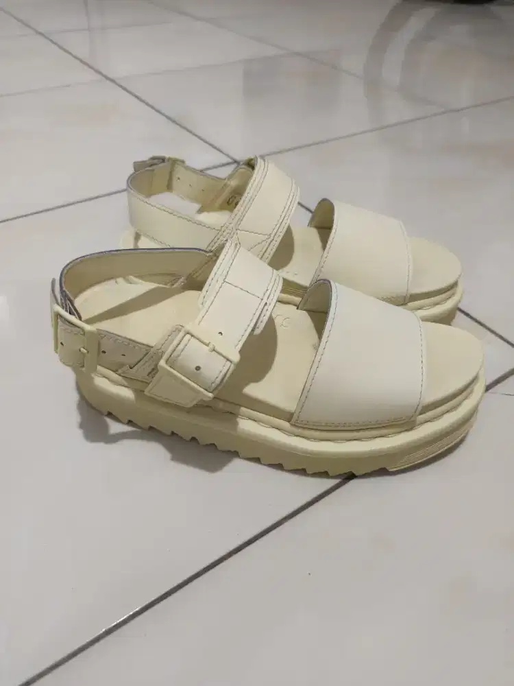 Sandal wanita dr.Martens cakep