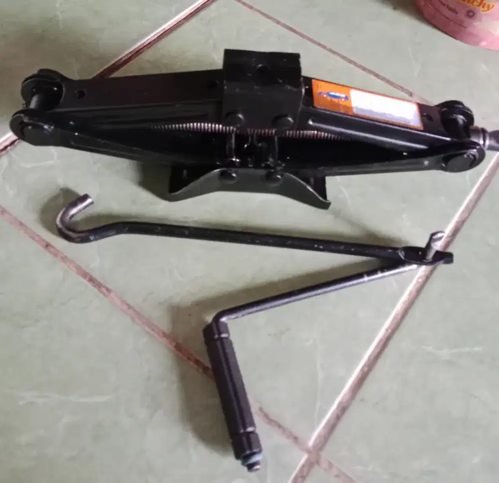 Dongkrak Mobil Baru 1 kali Pakai
