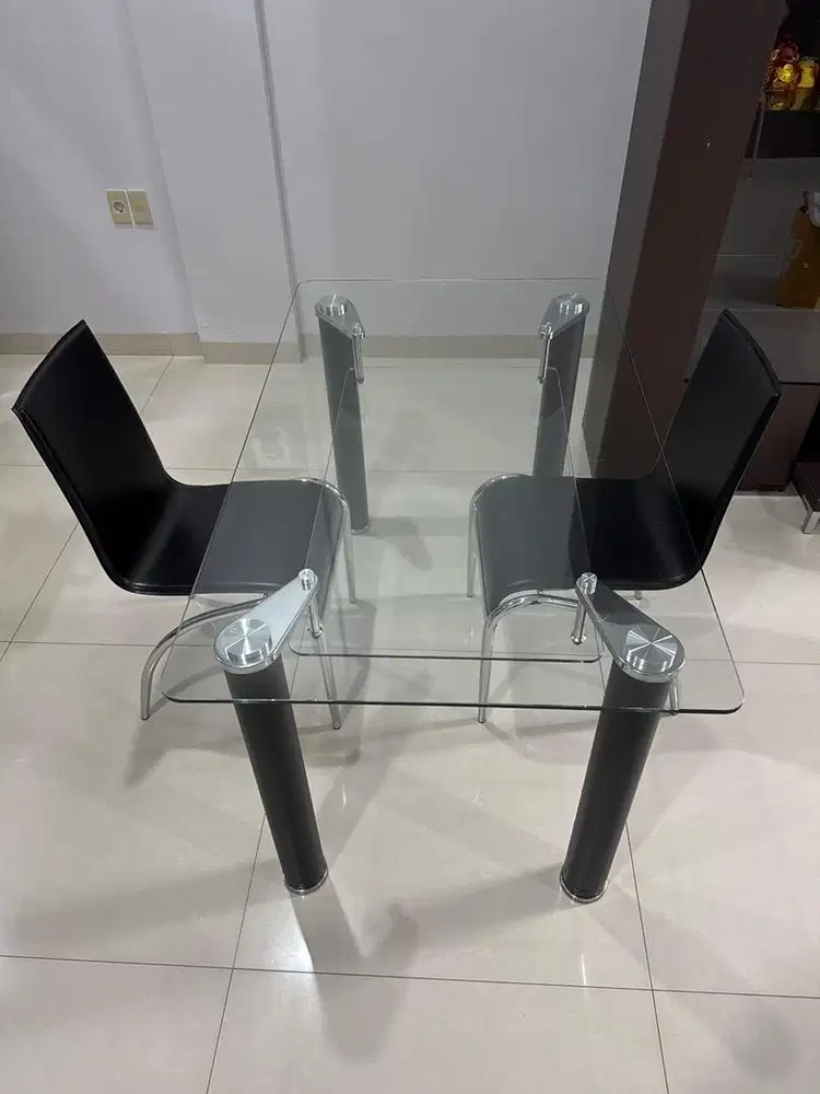 Meja makan dengan kursi besi