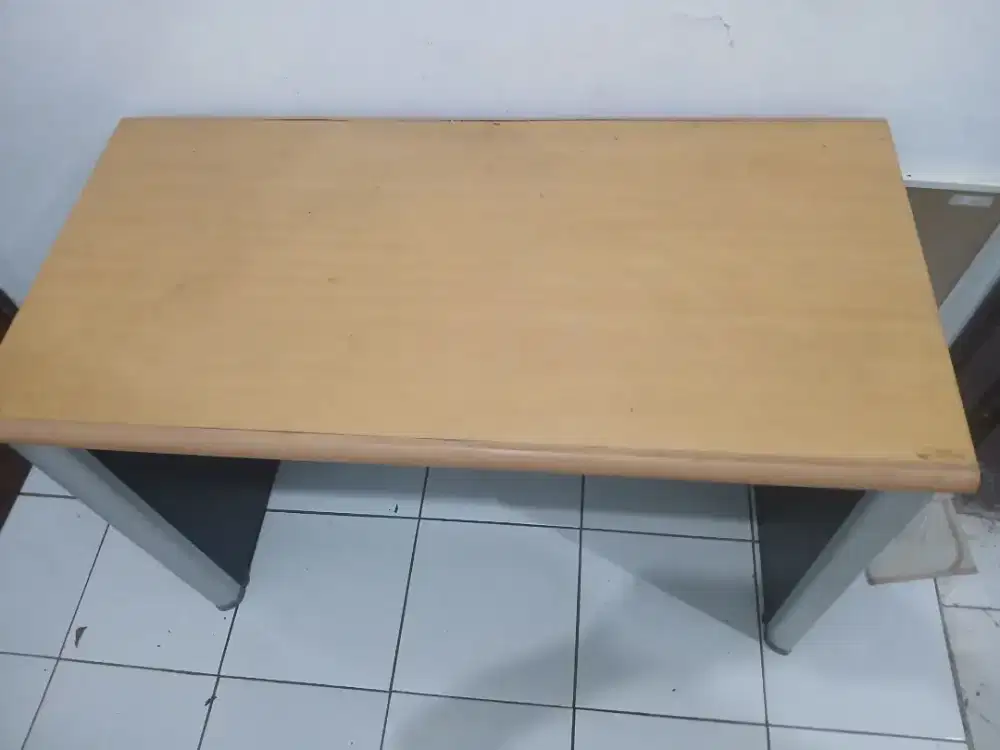 Meja kayu minimalis