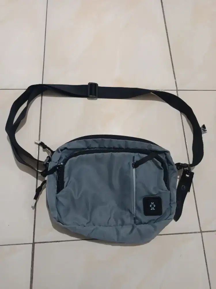 Tas selempang crumpler abu