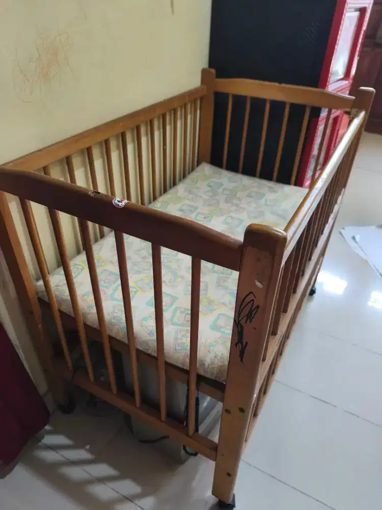 Box bayi kayu biasa