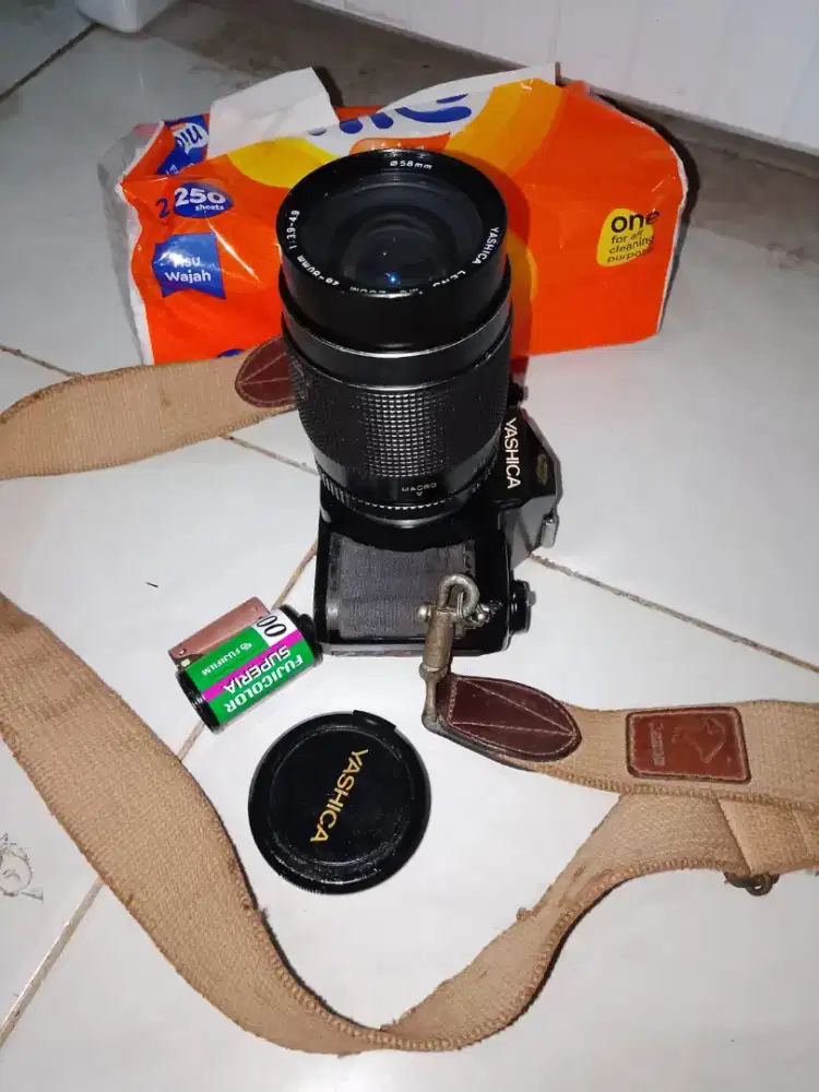 Jual kamera yashica masih bagus lensa tidak berjamur .