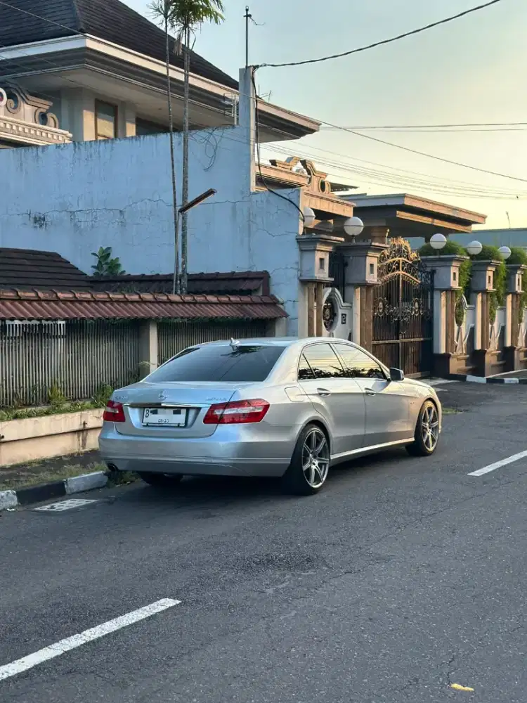 Mercedes Benz Mercy E200 silver 2011