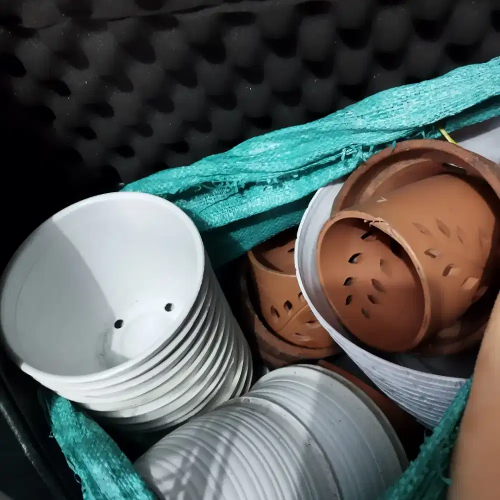 DIJUAL OBRAL POT GANTUNGAN PENYIRAM DLL MURAH BEKAS TOKO TANAMAN