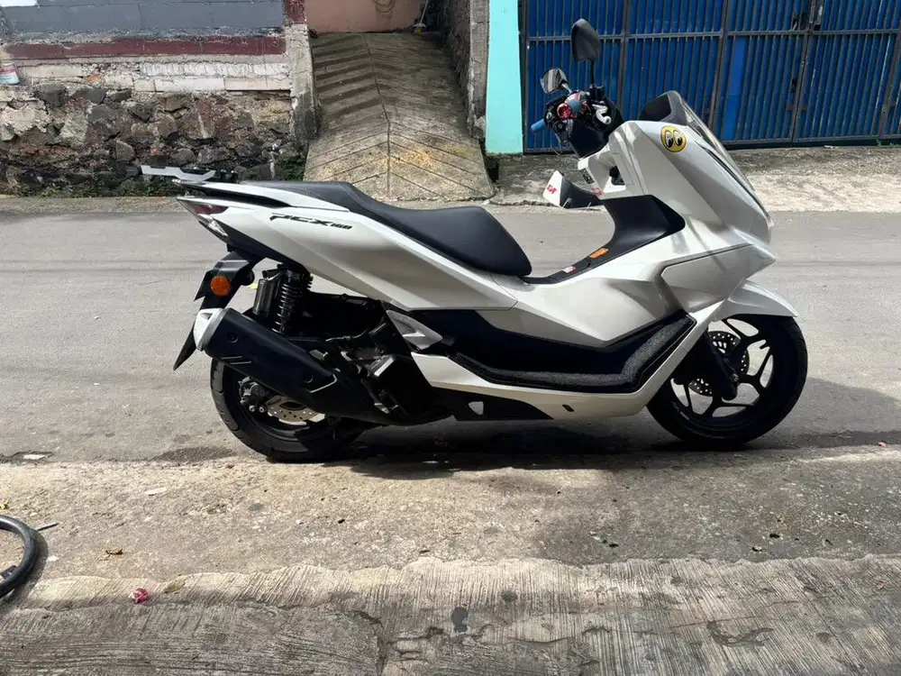 Honda PCX 160 Putih 2025 Like New –  Terawat (Dijual/Oper Kredit)