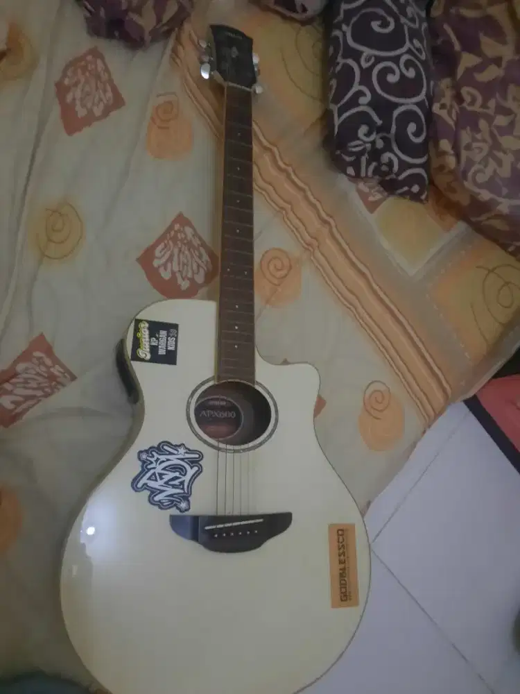 Dijual murah meriah gitar bekas rasa baru