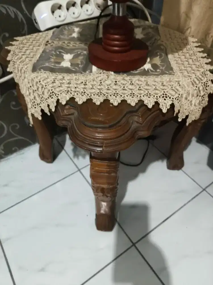 Meja Sudut Jati ukuran 35 x 35 cm kondisi Bagus
