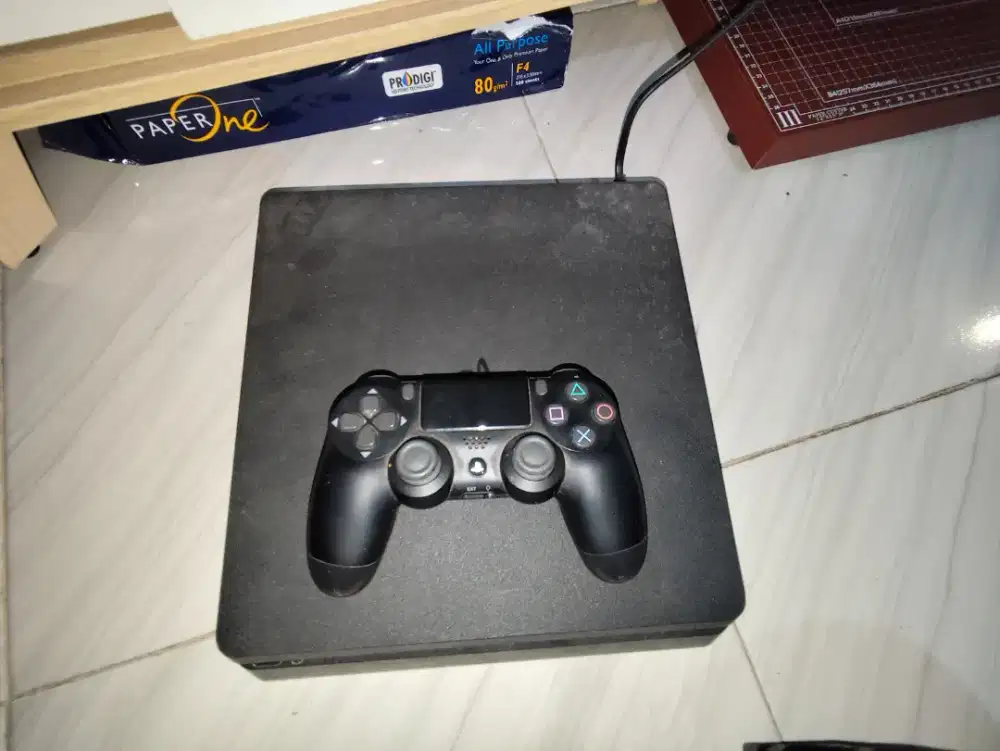PS4 SLIM 1 TB DIJUAL