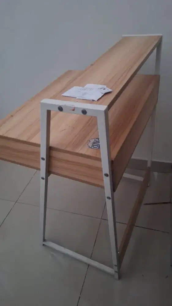 Meja kerja dengan kursinya