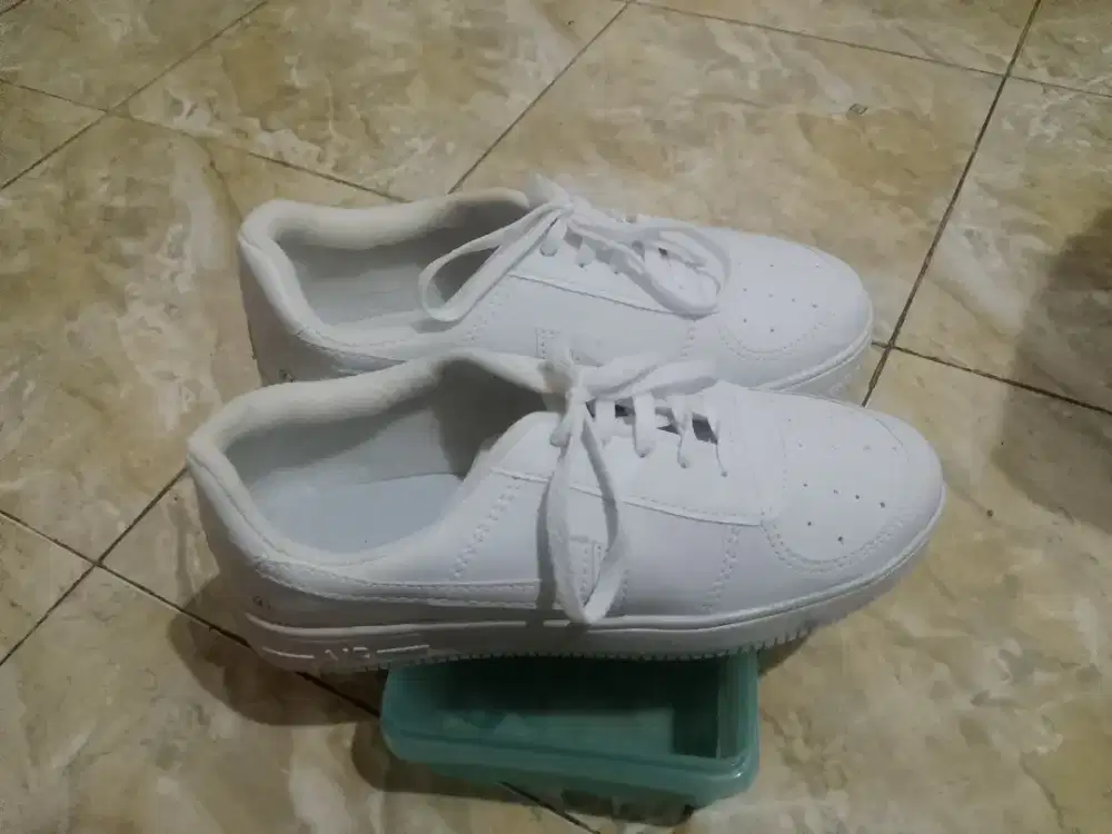 Sepatu sneakers ala ala