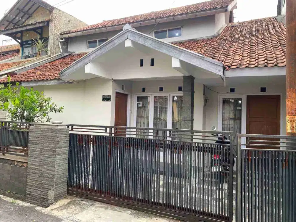 DI SEWAKAN RUMAH PLUS FURNISHED TINGGAL BAWA KOPER, STRATEGIS DEKAT YOMART JL JAKAPURWA KOTA BANDUNG