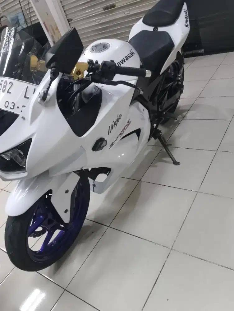 Di jual Kawasaki ninja 250R karbu 2 silinder kaleng panjang