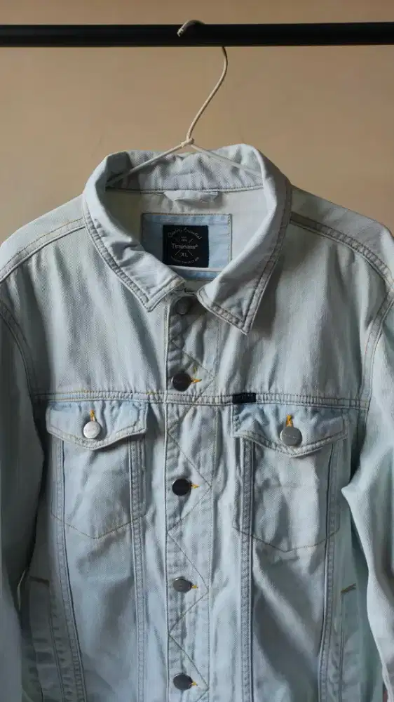 Jaket Jeans mereknya TIRA JEANS (JARANG DIPAKE, KAYAK BARU)