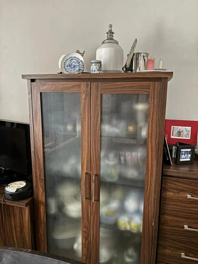 Lemari penyimpanan barang bahan kayu