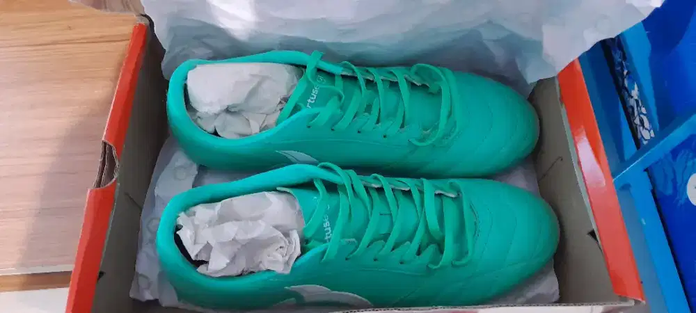 Sepatu futsal uk 41