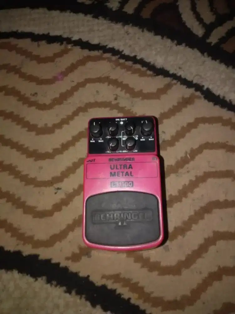 FX stombox Behringer Ultra metal 100