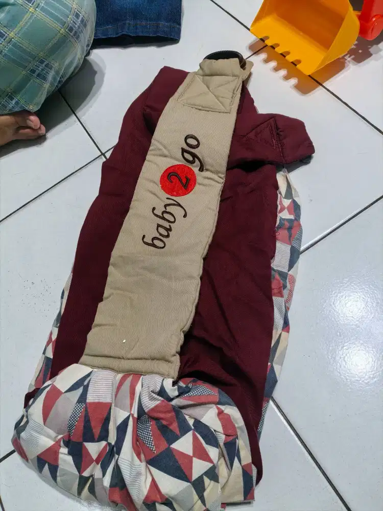 Gendongan bayi merek baby 2 go warna merah marun
