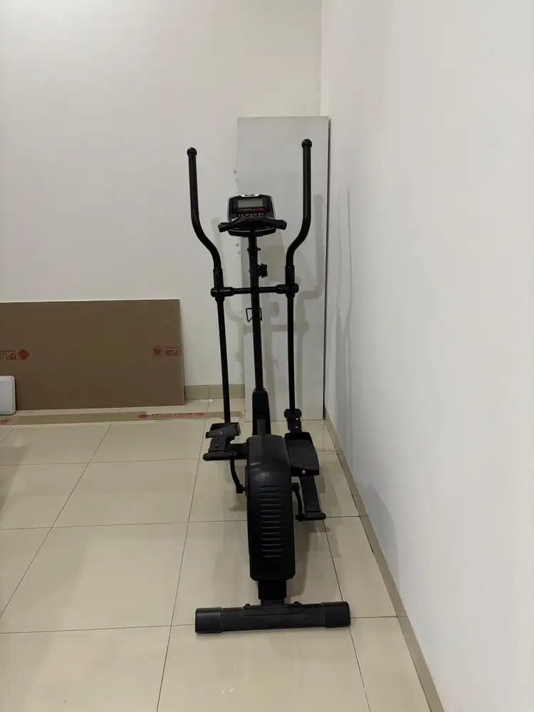 elliptical trainer / x trainer / cross trainer / sepeda statis