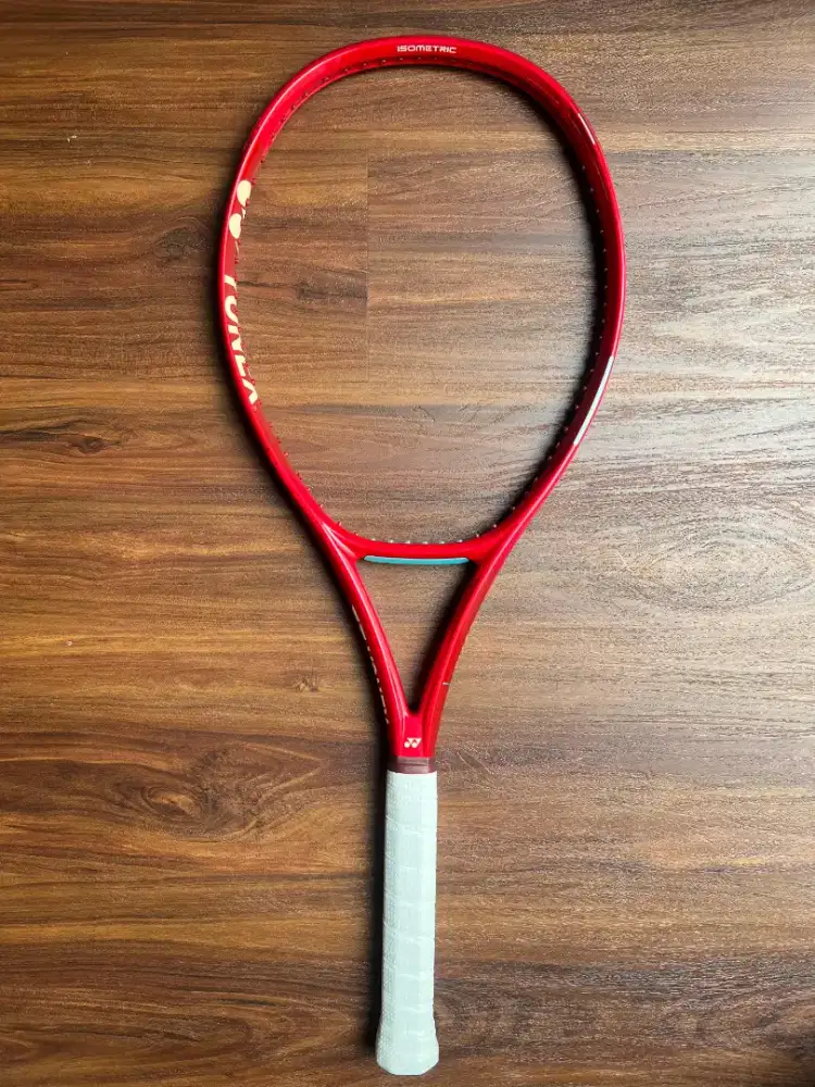 Raket tenis Yonex Vcore 100 Ruby Red 2026