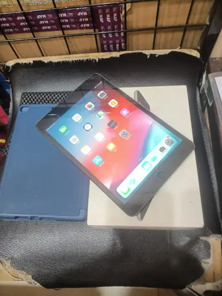 iPad mini 2 wifi cel 32gb minus sperti d foto yg lain normal semua lkp