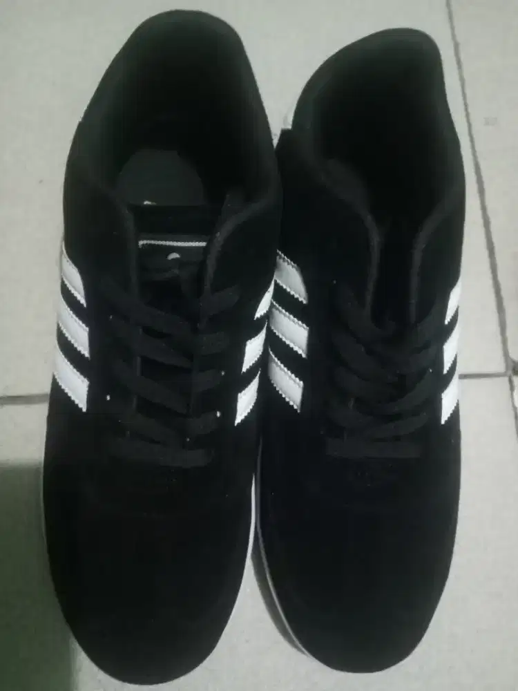 Sepatu impor merk Adidas
