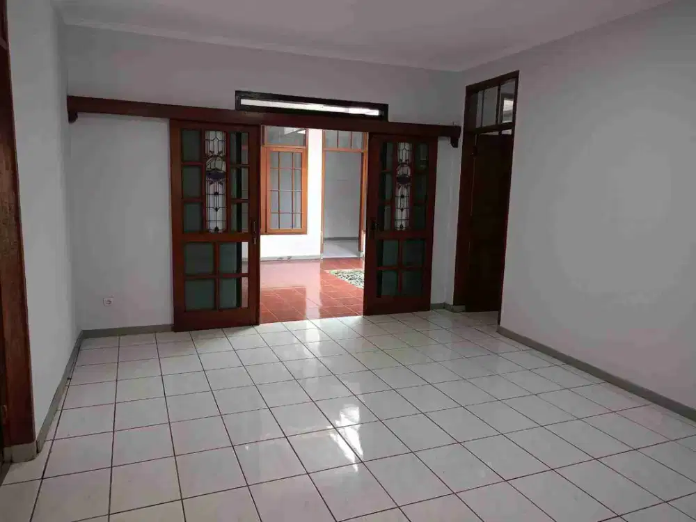 Rumah Sewa Sayap Bkr terawat dan strategis cocok kantor atau toko online
