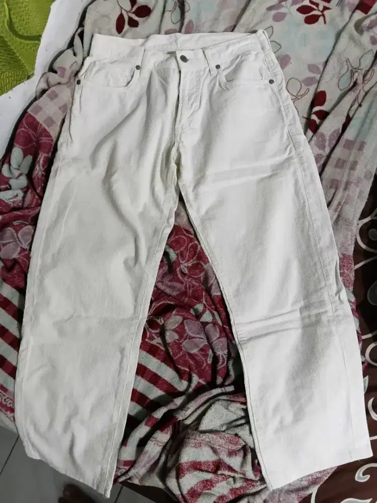 Celana corduroy putih