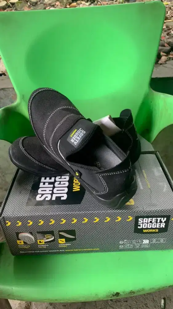 Sepatu Safety Jogger Size 42