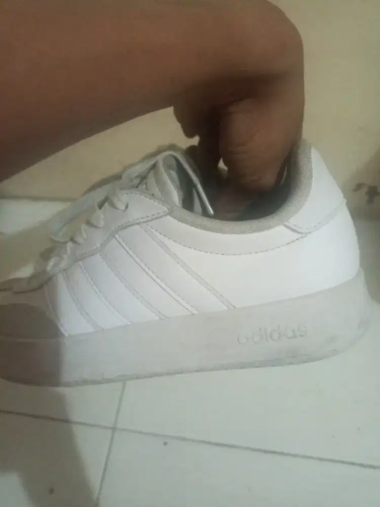 Sepatu adidas  warna putih