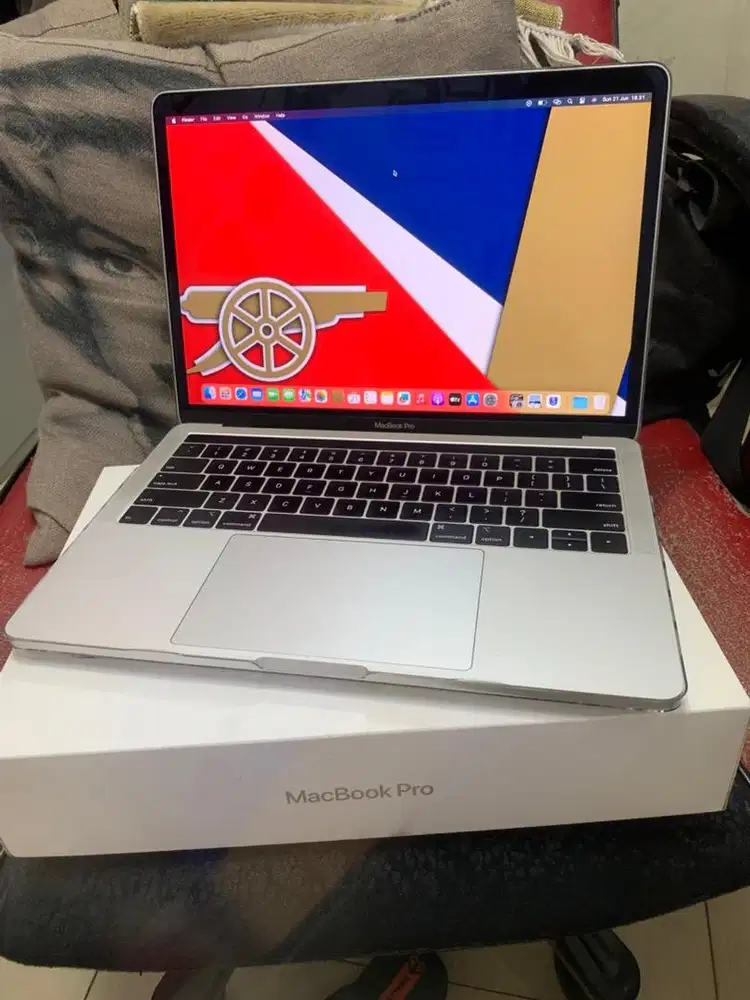Macbook Pro 2019 13in Touchbar 8/256 silver iBox