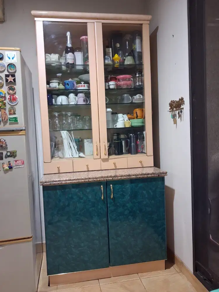 Lemari Pajangan Pintu Kaca Besar + Granit | Kokoh & Elegan