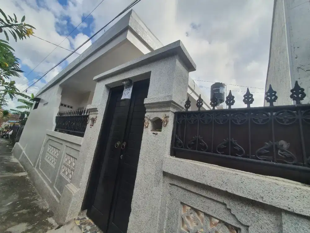 Disewakan rumah nyaman, lokasi strategis, 3 kamar tidur