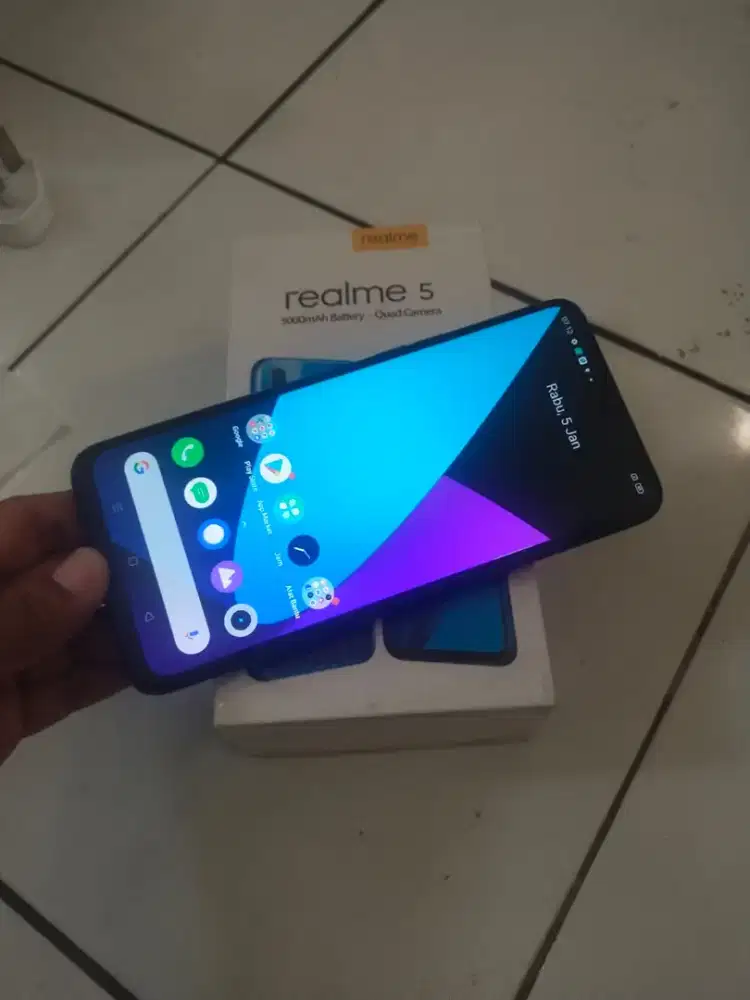 Realme 5  4/128  minus tutup belakang ke buka dikit minta di lem aman