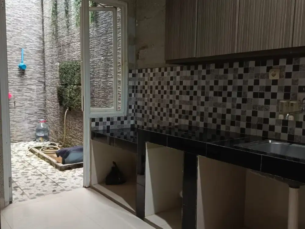 Dijual Rumah 2 Lantai terawat dengan carport luas di permata permai, pancoran mas depok