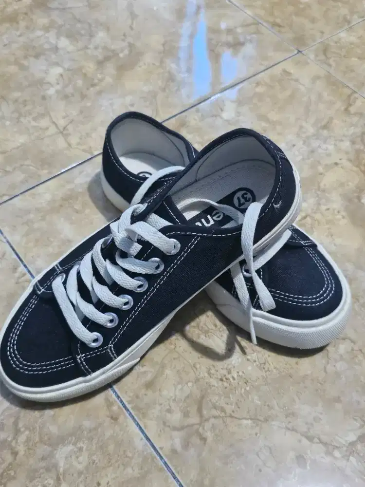 sepatu ventela Alpha low black white