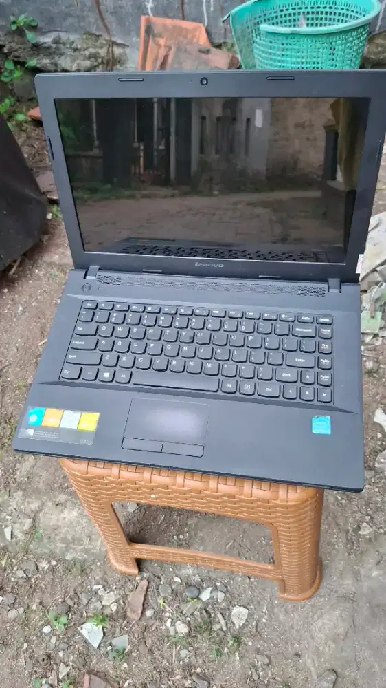 laptop Lenovo G400, layar 14 inci. RAM 2GB, dan penyimpanan HDD 320GB.
