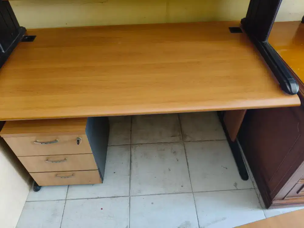 Meja kantor set laci merk modera
