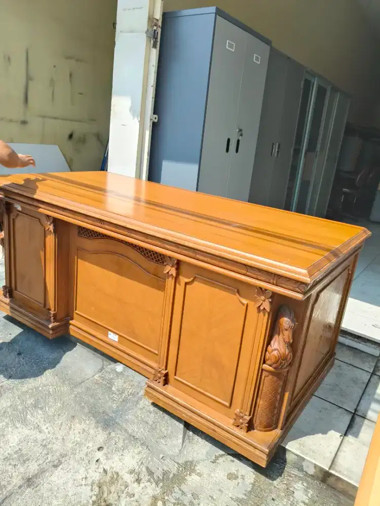 Meja direktur kayu jati mewah