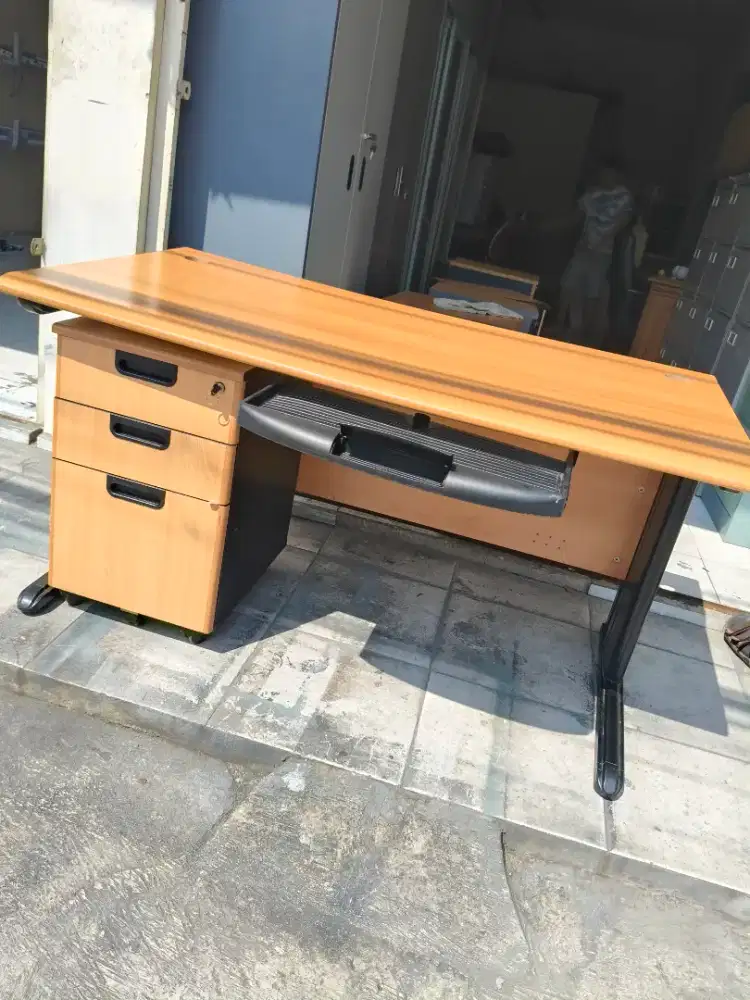 Meja kantor kaki besi set laci