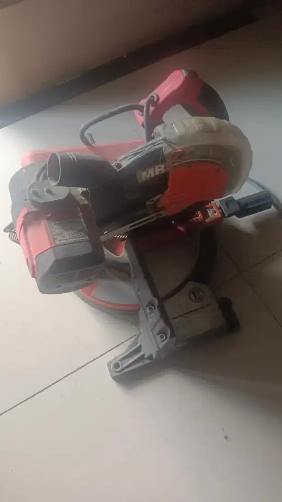 Mesin potong aluminium