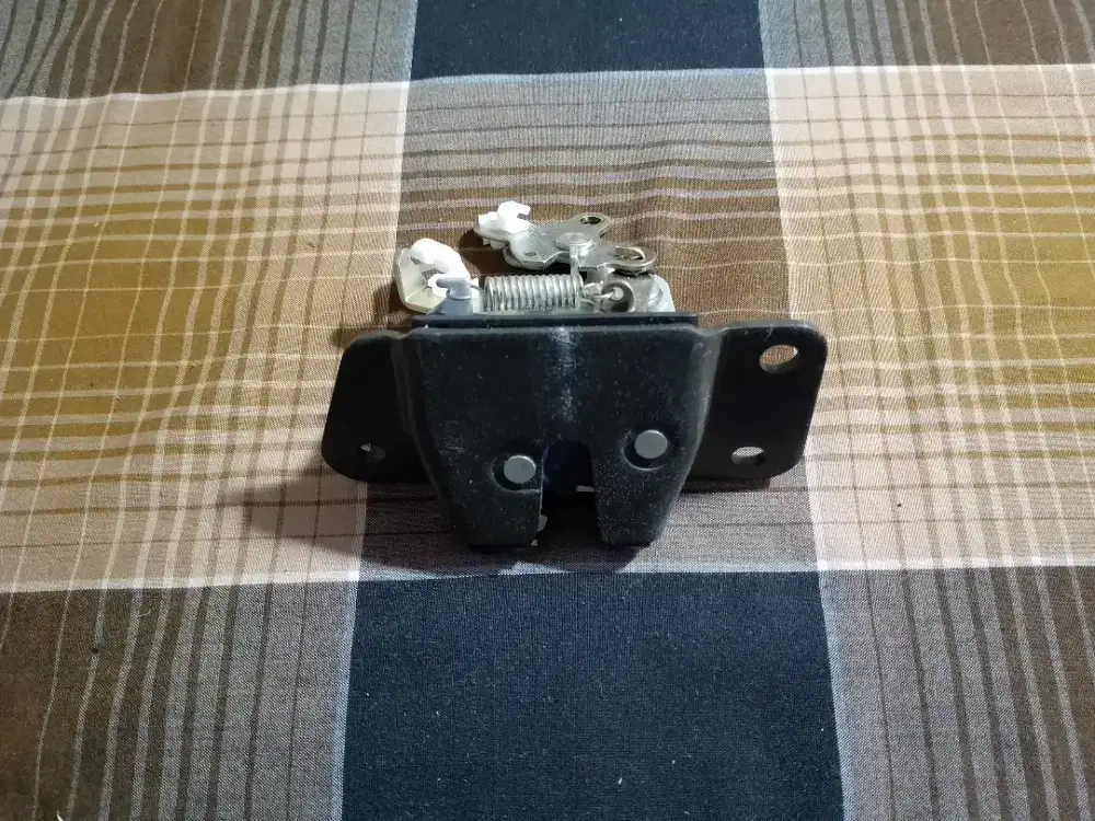 Door Lock Rumah Kunci Bagasi Mitsubishi Kuda 2005