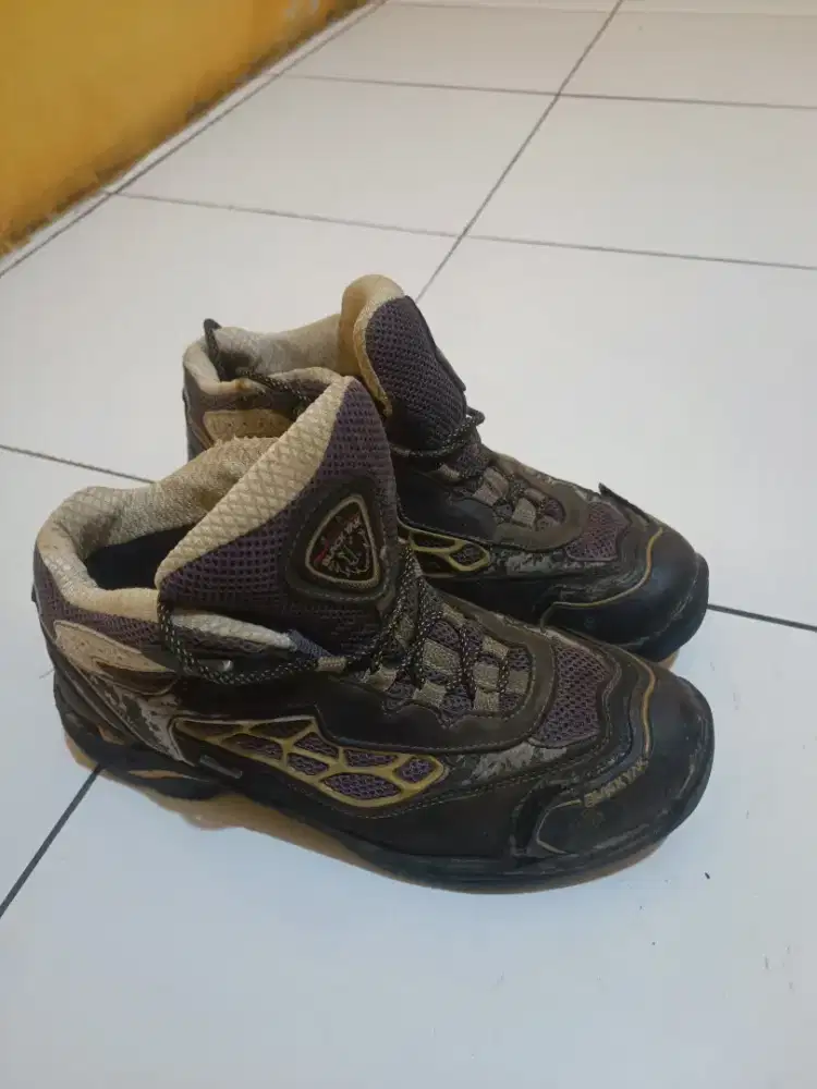 Sepatu gunung second 44