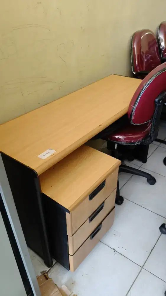 Meja kantor laci dan kursi
