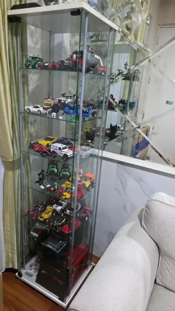 Lemari Kaca Pajangan / Display Cabinet