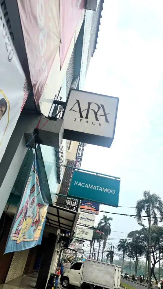 Studio Assistant untuk membantu operasional studio foto