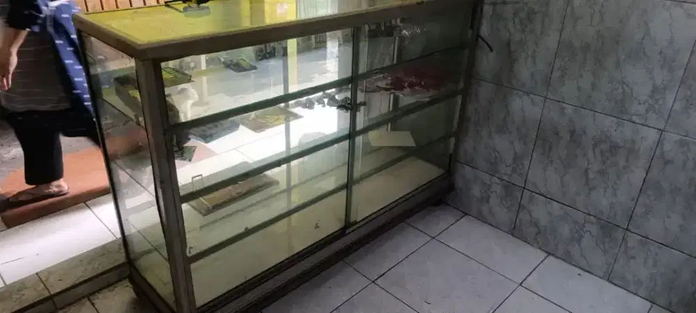 Dijual etalase bekas ATK sekolah